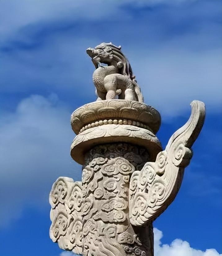 去北京天安门旅游的人都能看到，天安门前后各有一对汉白玉的柱子，一里一外相距96米