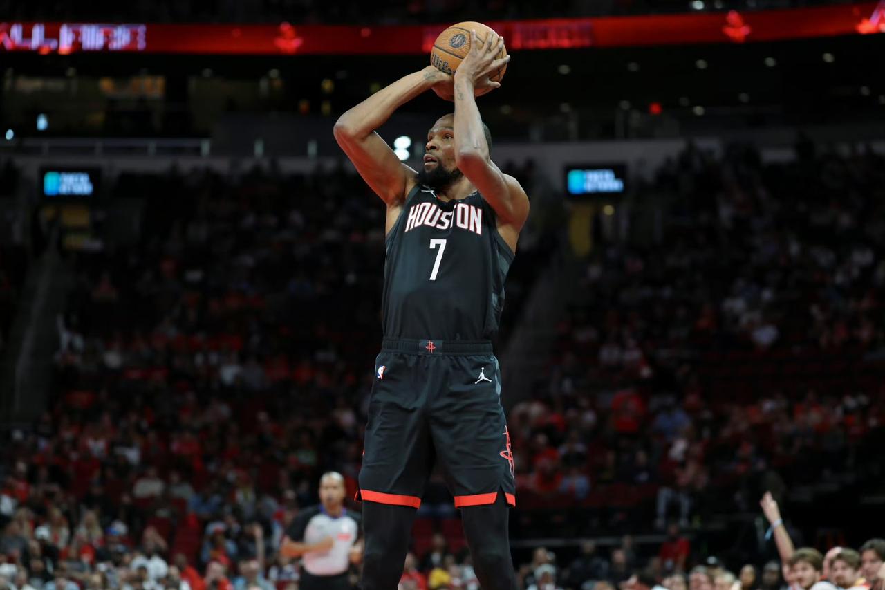 火箭的对手都变强了，火箭队相比上赛季纸面上的进攻更强了，有了杜兰特和谢泼德这两个