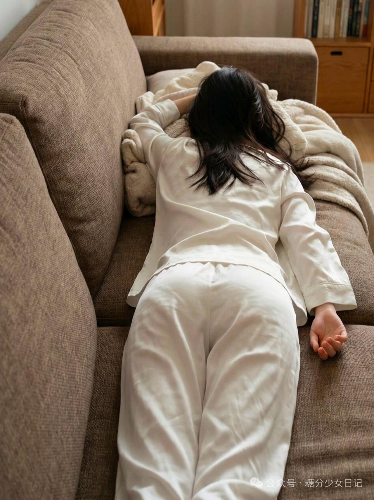 周末打工人，允许自己，摆烂一整天不到六点就醒，浑身没劲，哪儿也不想去。
 
今天