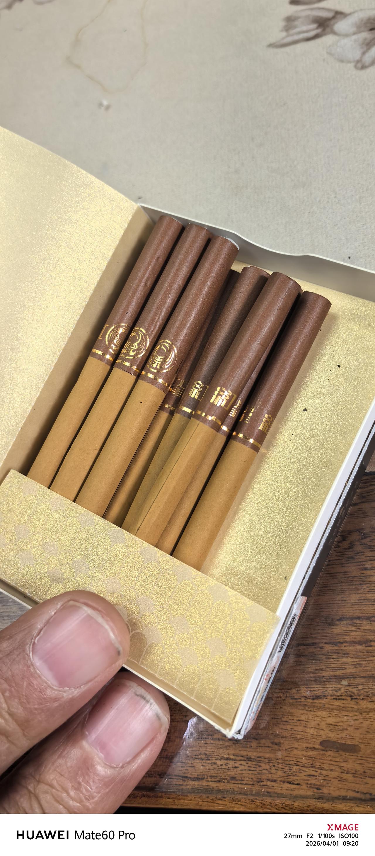 去找书记汇报工作，听里面有人说话，估计有人正在汇报，我站在走廊里稍等片刻。
走廊