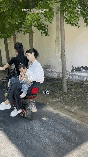 骑摩托车本来就不允许带人，可是这个漂亮的女子，根本就没有在乎这些，居然真就骑摩托