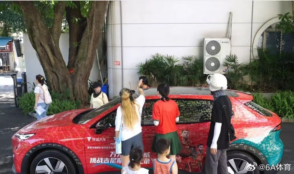 葡萄牙球迷挑战吉尼斯世界纪录成功葡萄牙球迷挑战吉尼斯世界纪录成功！一辆助威车走遍