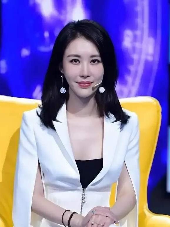 虚荣心强、野心大的女人会一直折腾事情，她们总想着靠一些事情来竖立人设和满足虚荣。