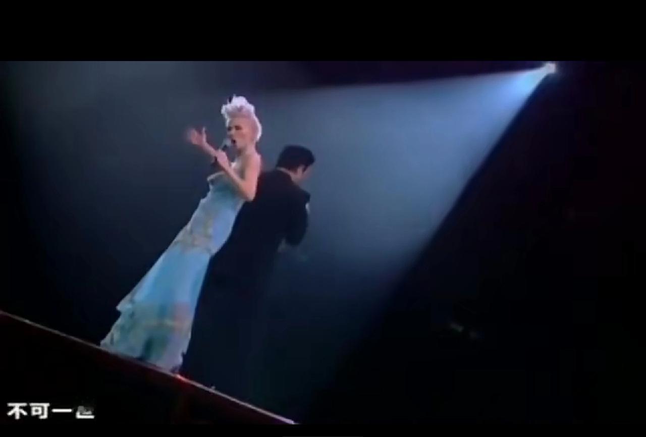 梅艳芳，张国荣，两盏流星呀。