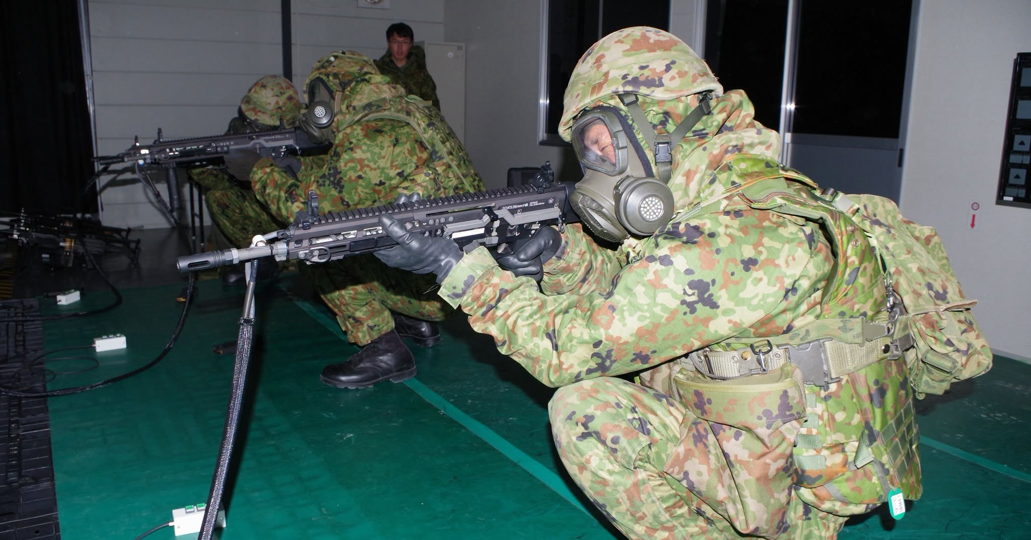 日本陆上自卫队戴防毒面具射击丰和20式自动步枪