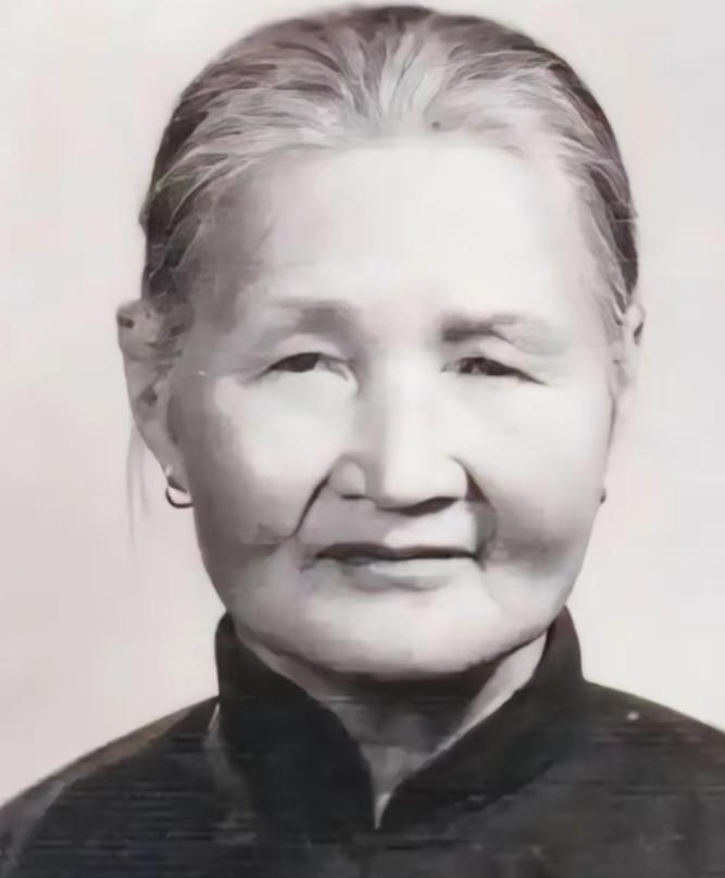 1940年，21岁的八路军政委蔡永，被叛军追赶，18岁姑娘郭瑞兰为救他，假扮他的