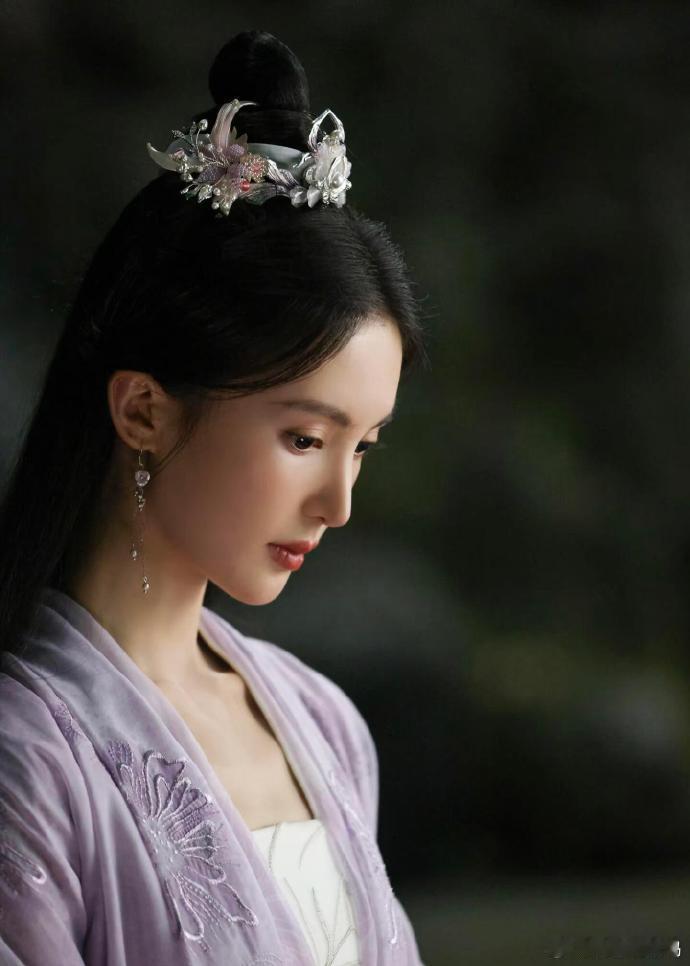 金晨从仙子到大喜只需要一杯奶茶 南宫婉的仙气被金晨演出来了，造型一看就有故事。综