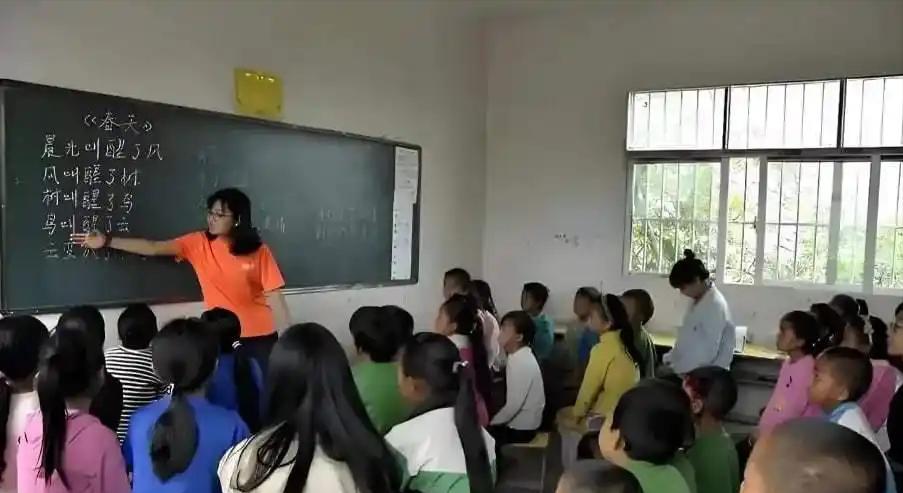 “正常的生理需求，没什么好羞耻的！”支教女老师赵敏总被女学生堵着要“还有那个吗”