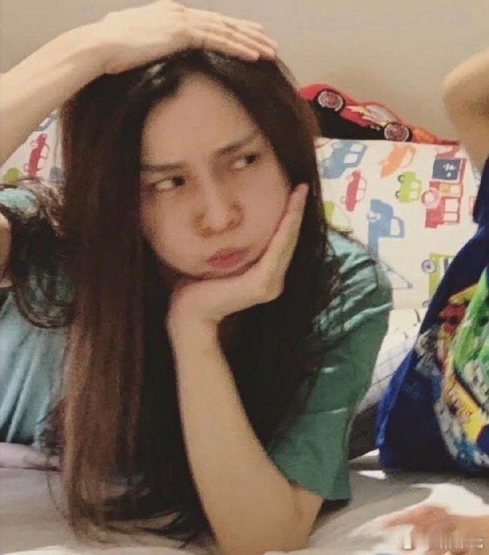 范玮琪晒自拍浪姐果然不轻松，舞台光鲜的背后，是姐姐们不停背词的默默努力范玮琪在努