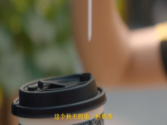 外卖员遇到了他们的奶茶侠 外卖员也喝上了夏天的奶茶啦，不管是夏天的奶茶还是秋天的