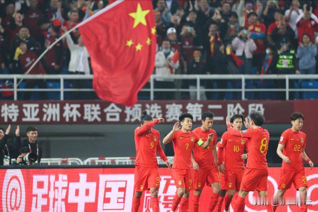 虽然大比分胜新加坡，但我只能说国足命真好。

第一、终于碰上了一个西亚好裁判，这