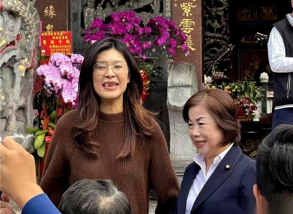 拍手称绝！
郑丽文一句话拉拢了盟友！
也解决两个劲敌！

杨琼樱参选这步棋。
走