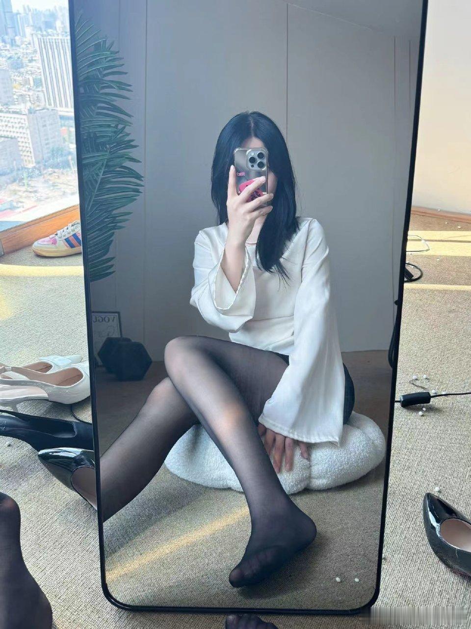 女生的乐趣就是每天穿不一样的衣服裙子袜子 [努力]  