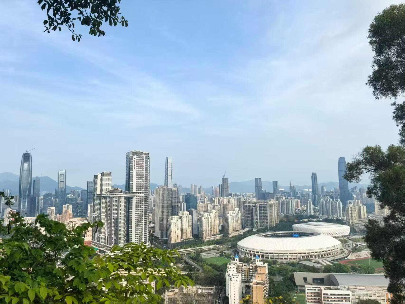 看破不说破，是大智慧；知人不评人，是种修养。那些让你不舒服的人，对他笑一笑；那些