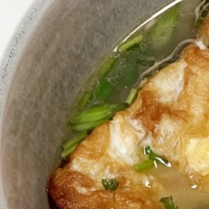 早安，一碗热汤馄饨，治愈清晨所有疲惫。鲜肉小馄饨 + 荷包蛋 + 小橙子主食：小