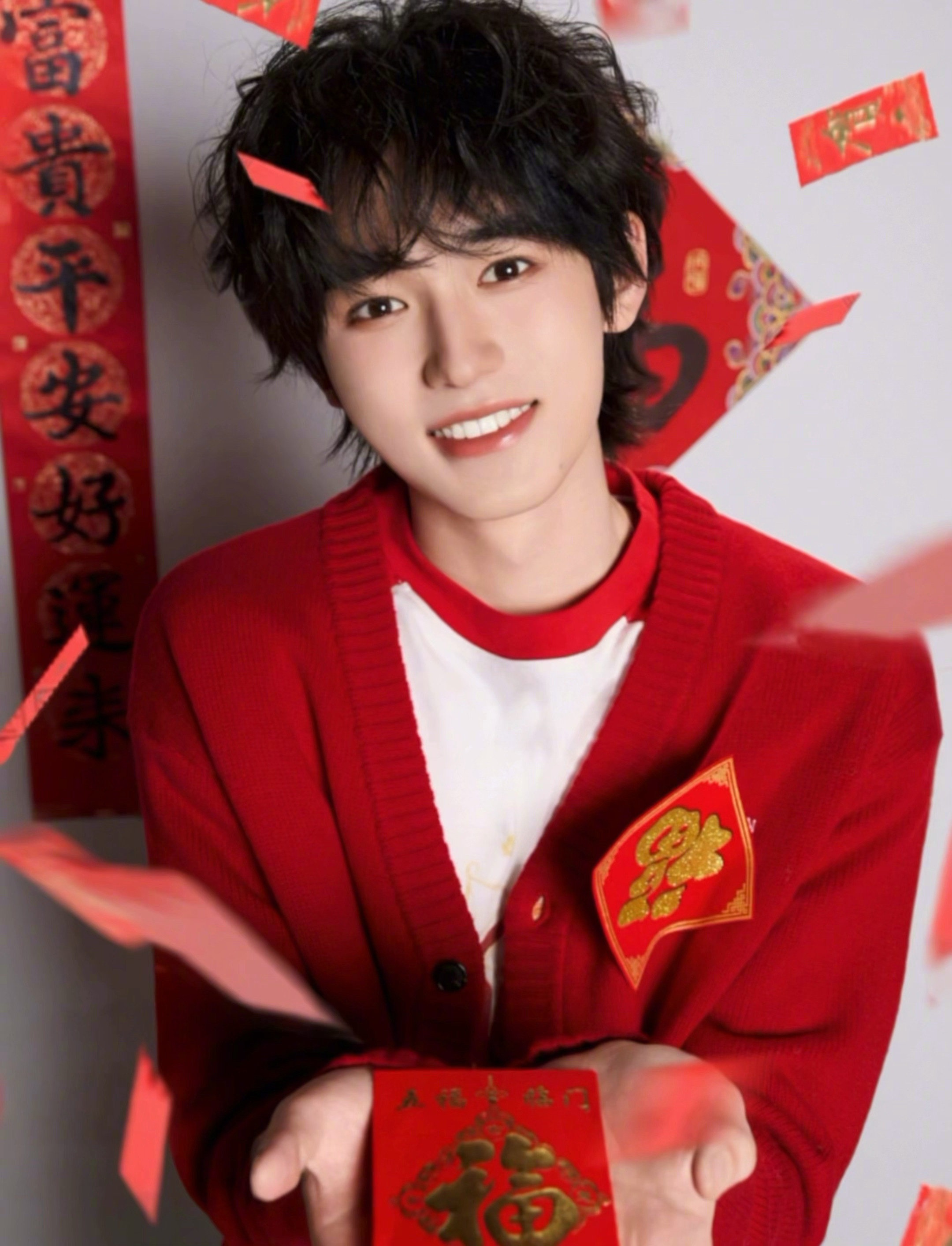 宋亚轩除夕营业照宋亚轩说红红火火过大年 辞旧迎新，福运登场。以一身喜庆红毛衣送上