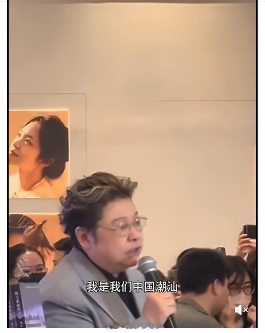 发现她说话有个显著特点：当说出自己认为骄傲的事时，说完必须停顿四处张望，露出骄傲