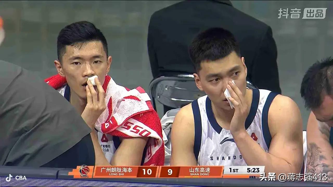 昨晚山东和广州龙狮的一场普通常规赛强度得有多大，陈培东和陈林坚两个人同时在场边接