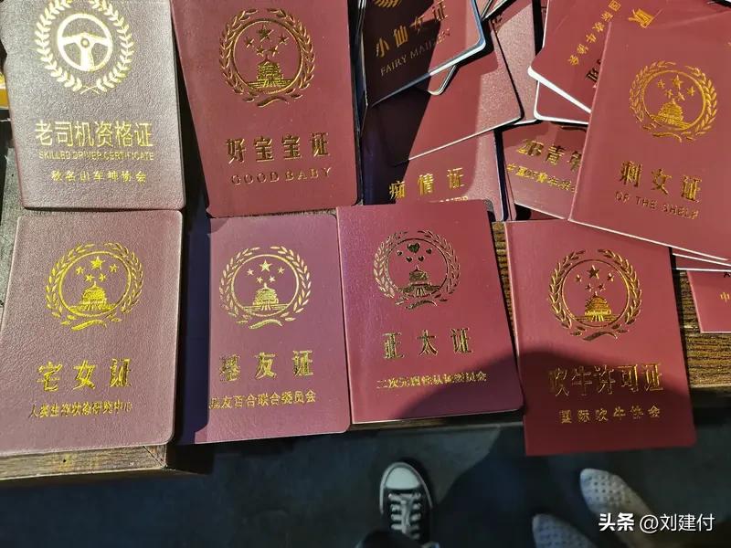 你如何看51岁大叔8年狂考20本证书 你如何看51岁大叔8年狂考20本证书？这事