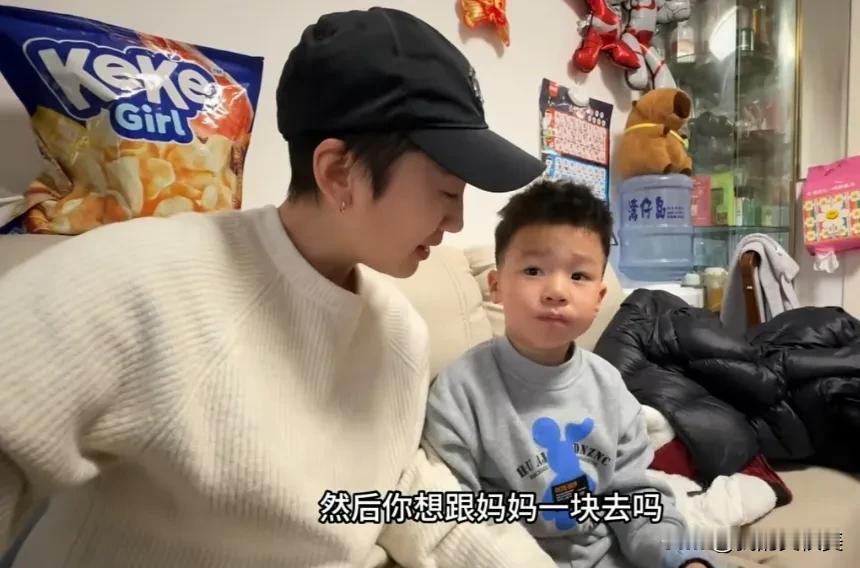 秋天妈妈为了“事业金”太拼了，一天更新4个视频，那么几乎一天时间都在拿着手机拍摄