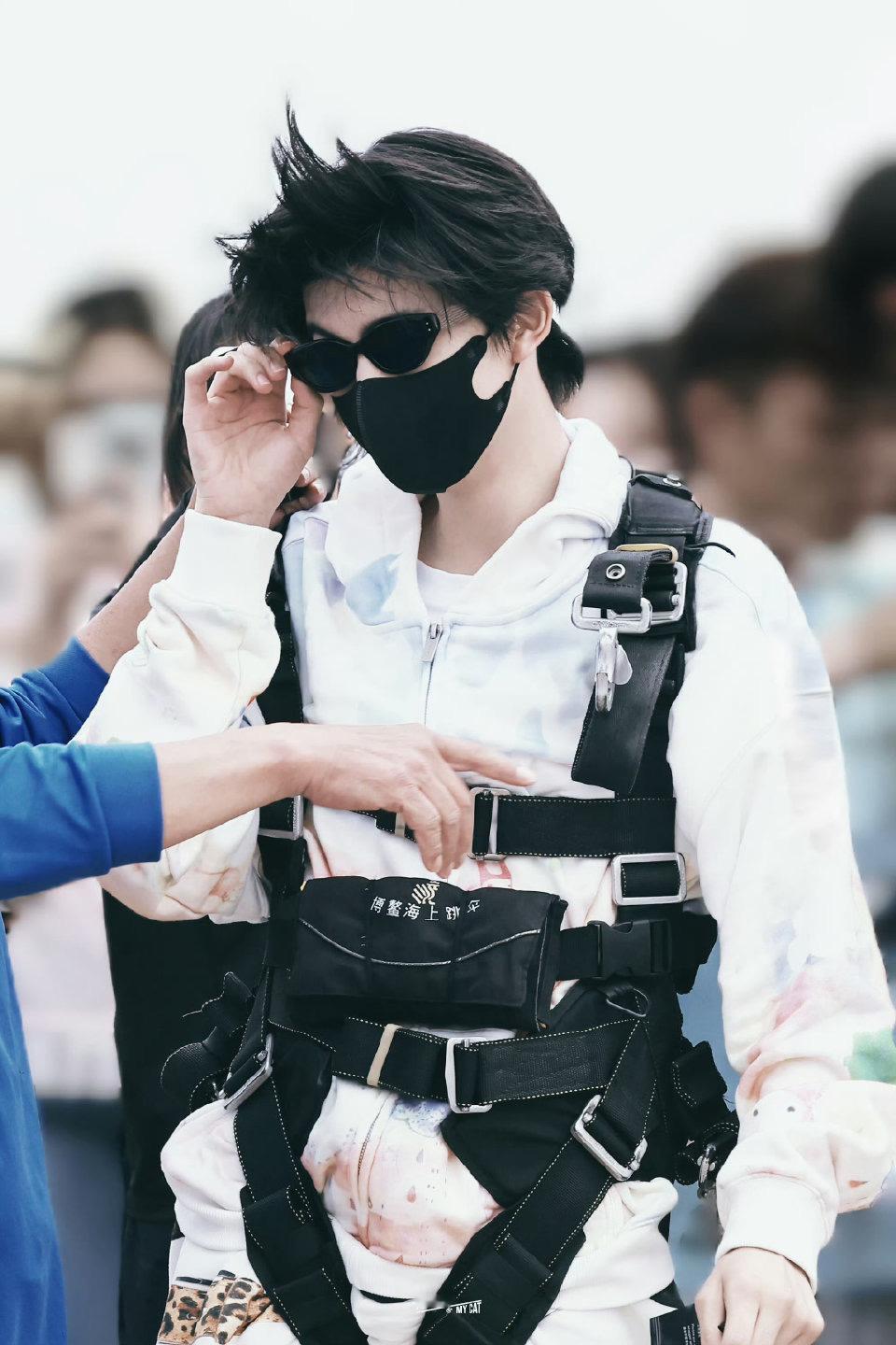 投稿张函瑞跳伞神图张函瑞墨镜跳伞好帅好有氛围感 