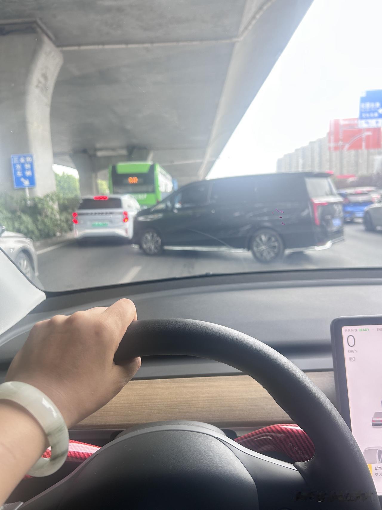 你们有没有发现？只要大家按照规矩开车，根本不会存在堵车现象！但凡出现堵车，必有一