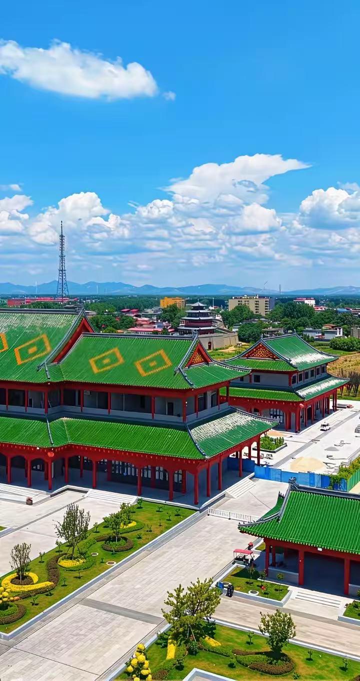准格尔旗汉蒙文化园景观

建筑风格‌：属于融合汉式传统宫殿特色的仿古建筑，整体布