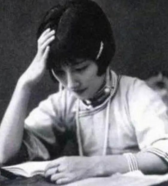 1928年，徐志摩母亲推开卧室门时，映入眼帘的是一幅难以置信的景象：儿子徐志摩与