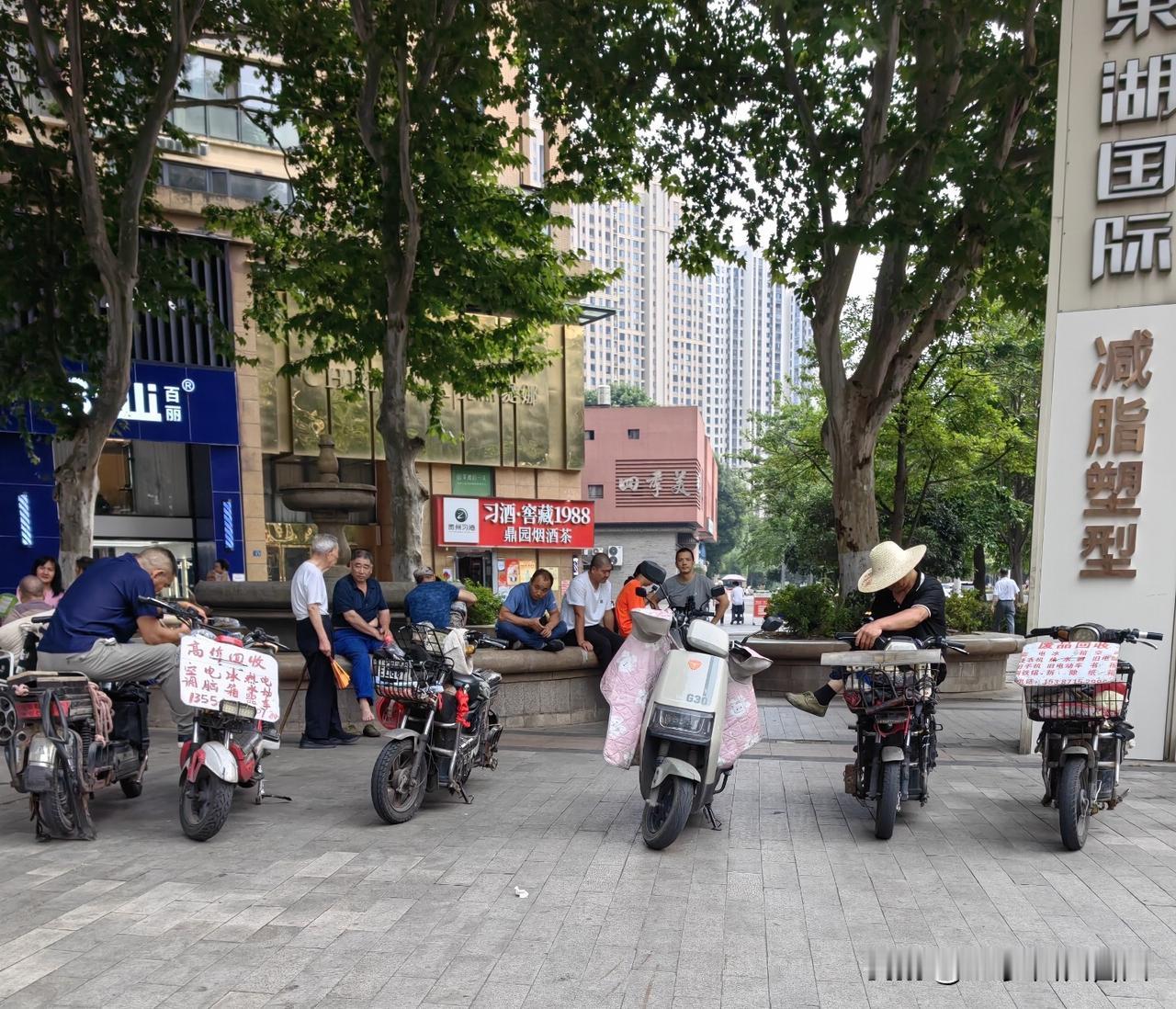 这个生意一定不错，不然怎么有那么多人投入这一行当？

彩电、冰箱、空调、电脑、手