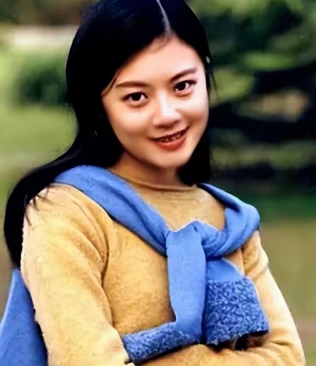 “我愿意放弃中国籍，自愿加入英国!” 2004年，央视美女主持嫁给英国富豪，并坚