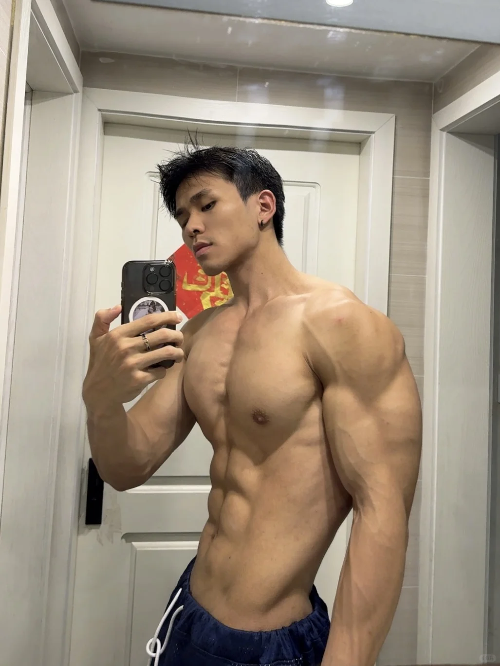 这肌肉男看着有多高