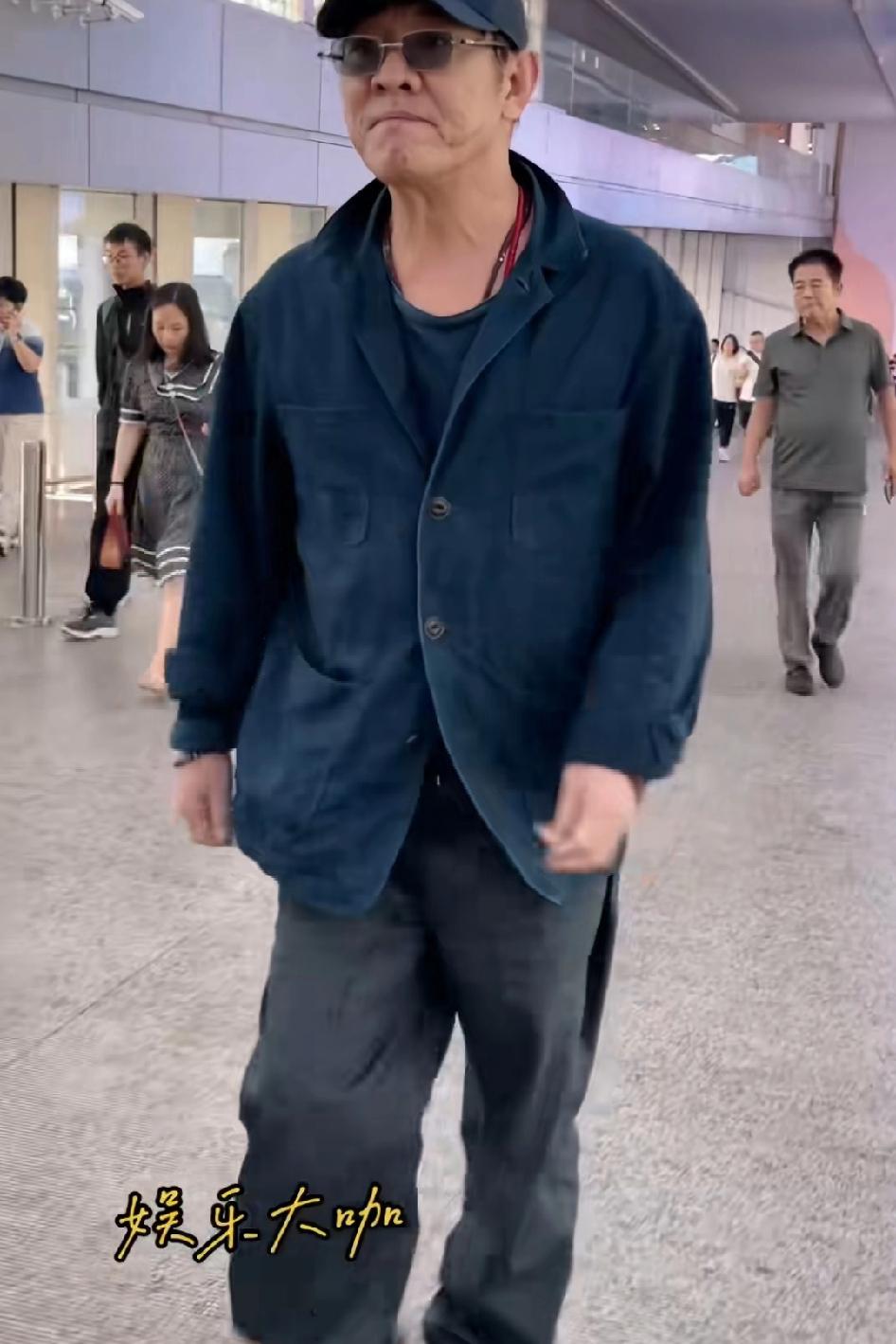 李连杰没有女人打理，这身行头像公园看棋的大爷，这几步走出了当年杀手的气质
男人在