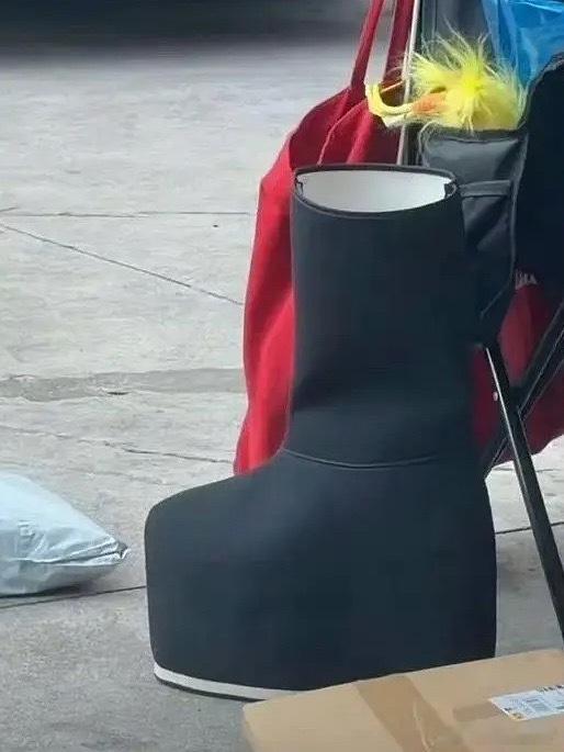 哪位🥜拍古装穿增高鞋？肖战是光脚拍的
