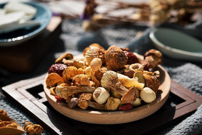 湿热是怎样一步步掏空肾的？老中医今日告诉你
 
湿热是很伤肾的，最先受影响的就是