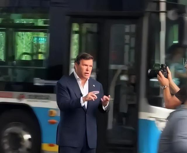 美国福克斯新闻主持人翻车名场面，本来想借着 40 美元的违停罚款，大肆嘲讽北京的