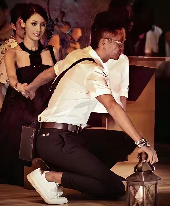 李嘉欣与许晋亨的旧照，2007年，还在热恋中的两人，一起牵手出行的画面。


许