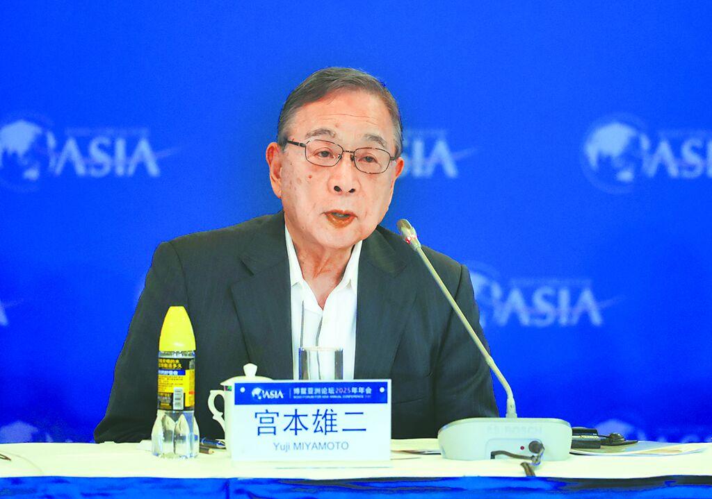 新加坡联合早报7月13日晚报道：“日本和中国的关系持续紧张，日本前驻华大使宫本雄