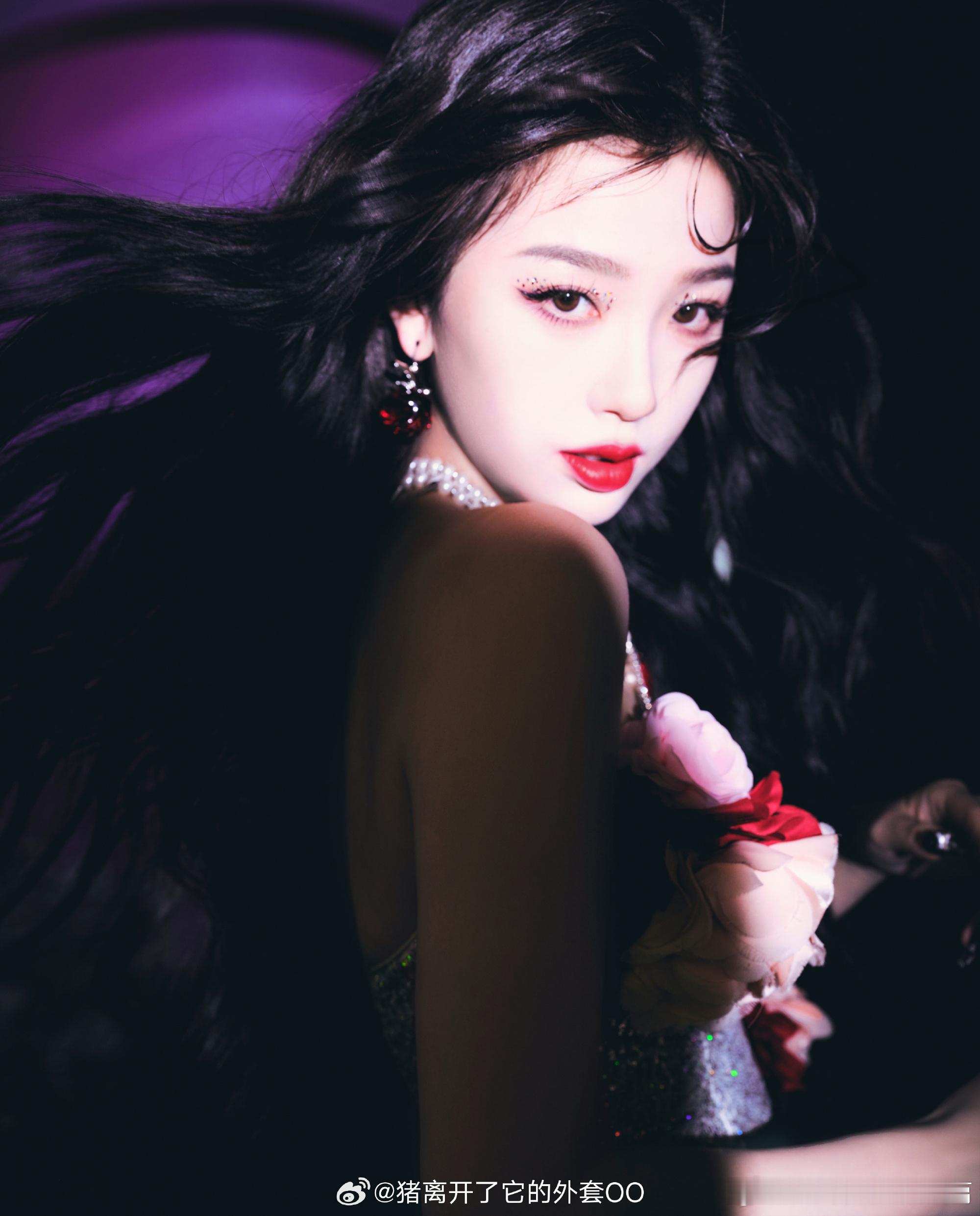 虞书欣、赵露思、鞠婧祎跨年造型。 ​​​