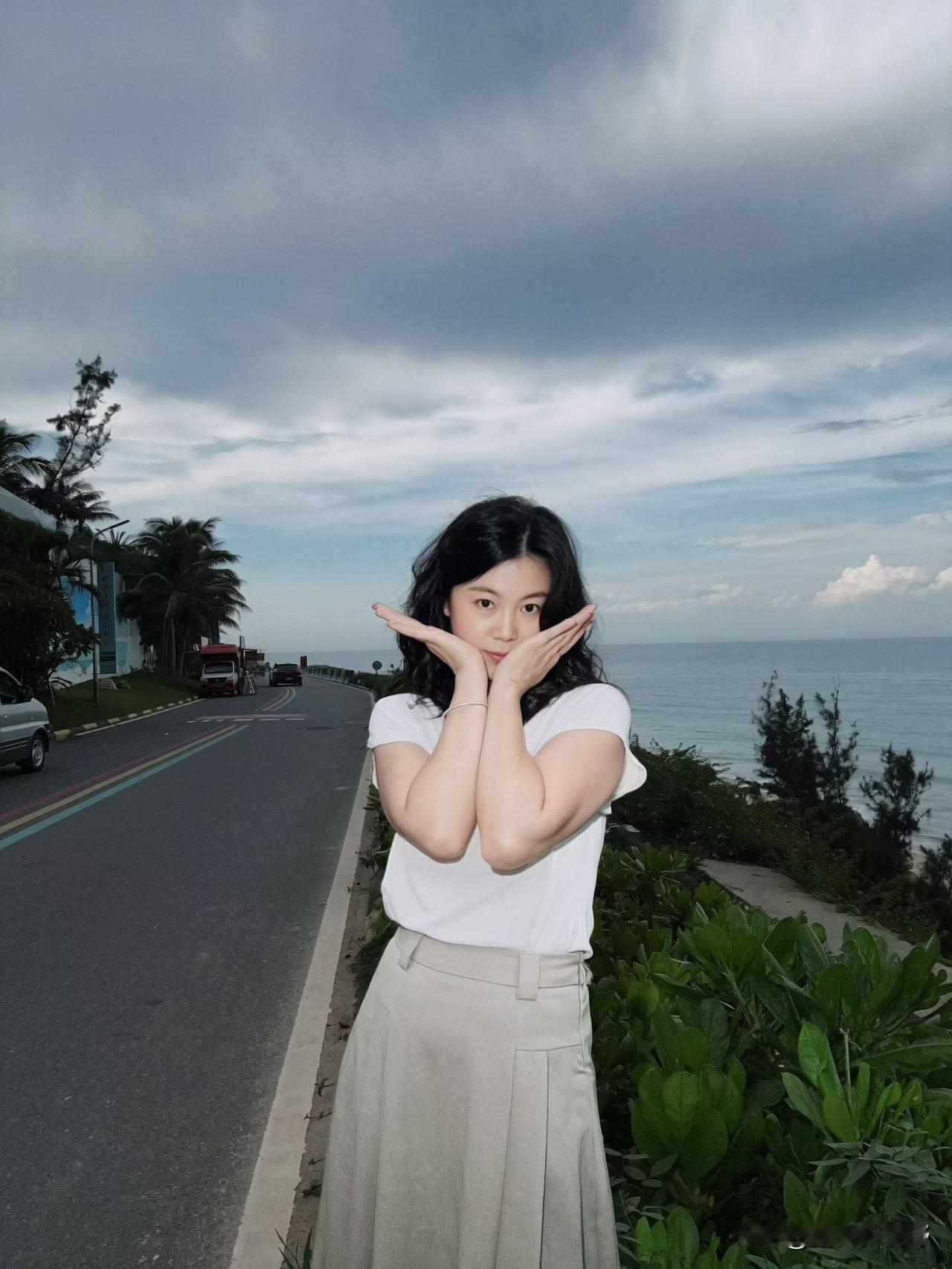 海边风景好，女孩在摆姿势海边女生拍照 海滩自拍女孩 海边拍照法 海滩拍照女 长裙