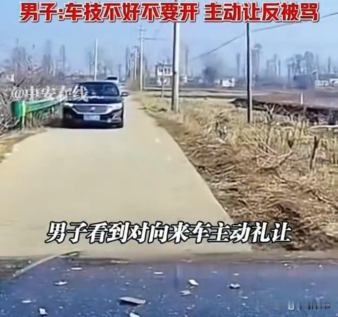 江苏一乡间窄路，一司机主动给对面黑车礼让，还把车轮开到田埂上，腾出地方。可黑车司