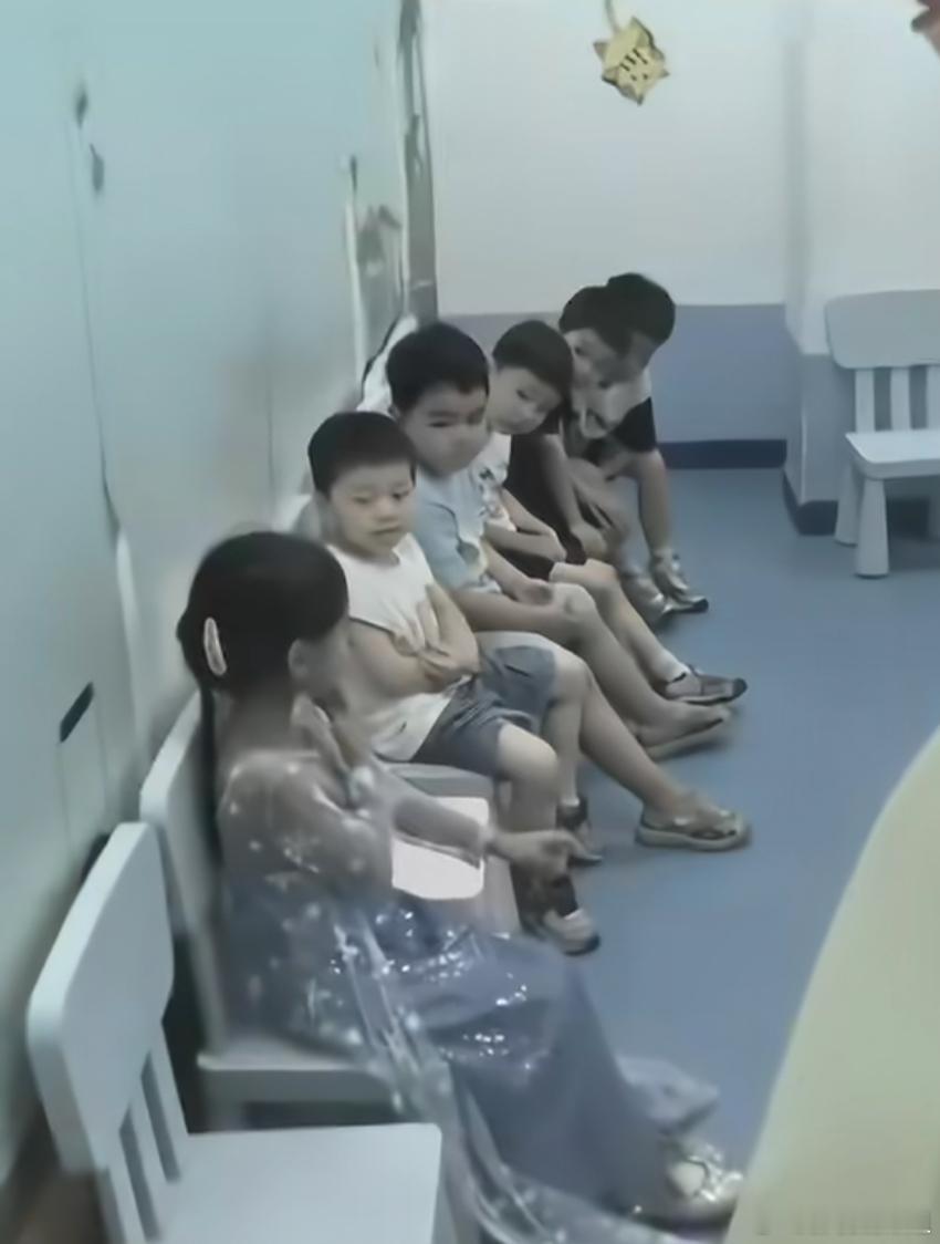 小男孩也都喜欢看小美女 ​​​
