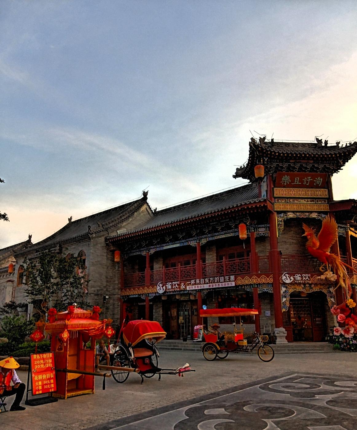 来新密溱洧古城逛啦！傍晚的古街氛围感拉满，红墙飞檐配着夕阳，超有味道～
看到那顶