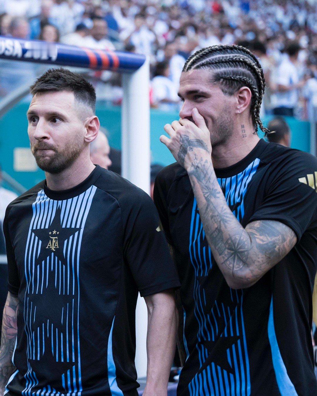 美洲杯官推：欢声笑语 😁🇦🇷#梅西[超话]# ​​​