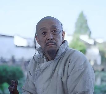 《大生意人》里那个白先生简直绝了，村口等女儿那一眼，看得我心里狠狠揪了一下，什么