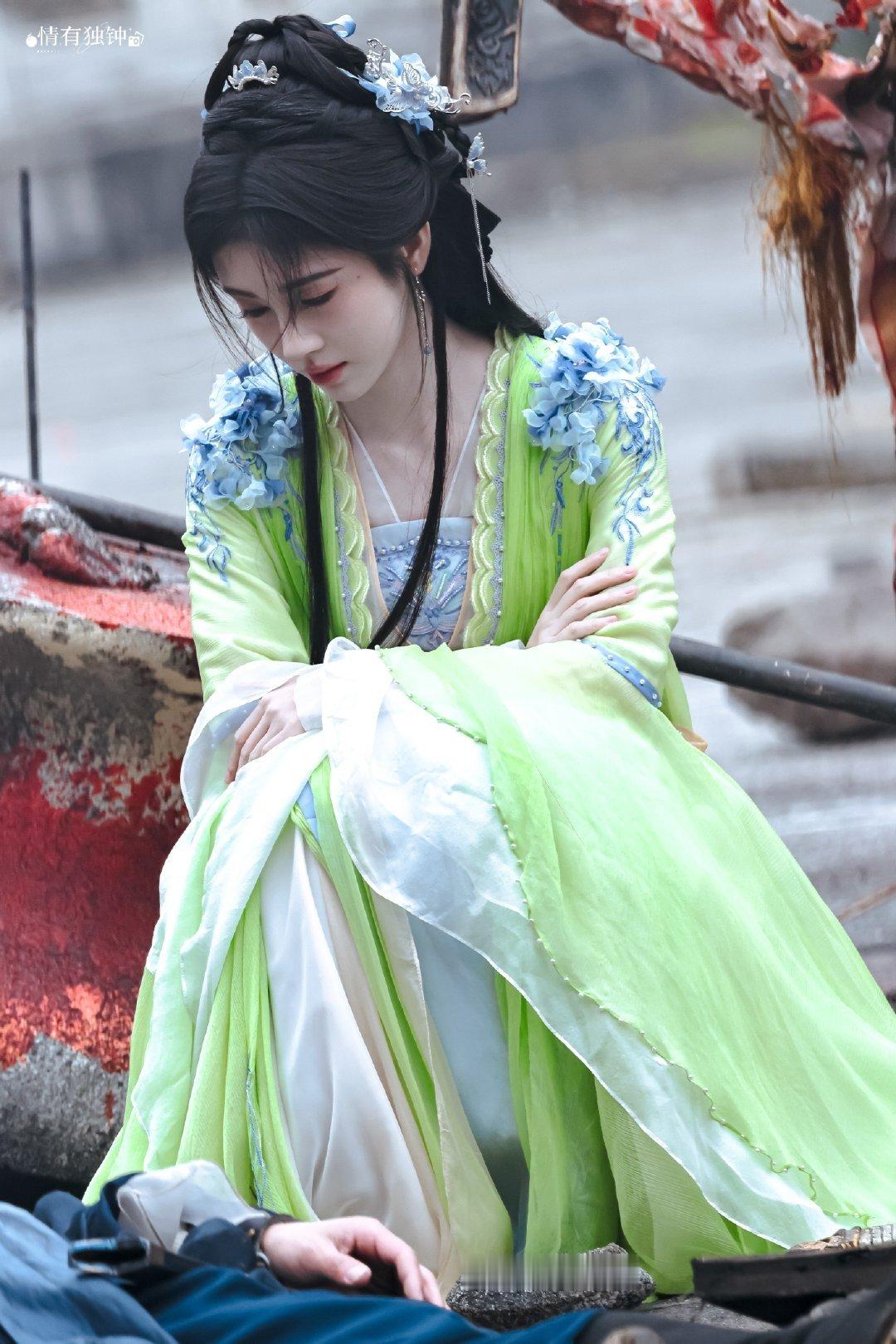 jjy鞠婧祎万花世界 jjy鞠婧祎苏绿夏 “玫瑰之所以是玫瑰，是风与光的眷顾，更