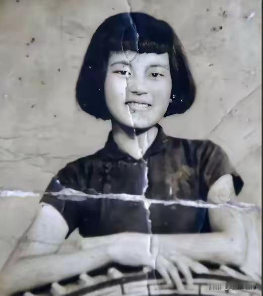 1937年，南京，日军撕掉了一位7岁女孩的衣服，女孩的母亲目睹这一幕，悲痛欲绝，
