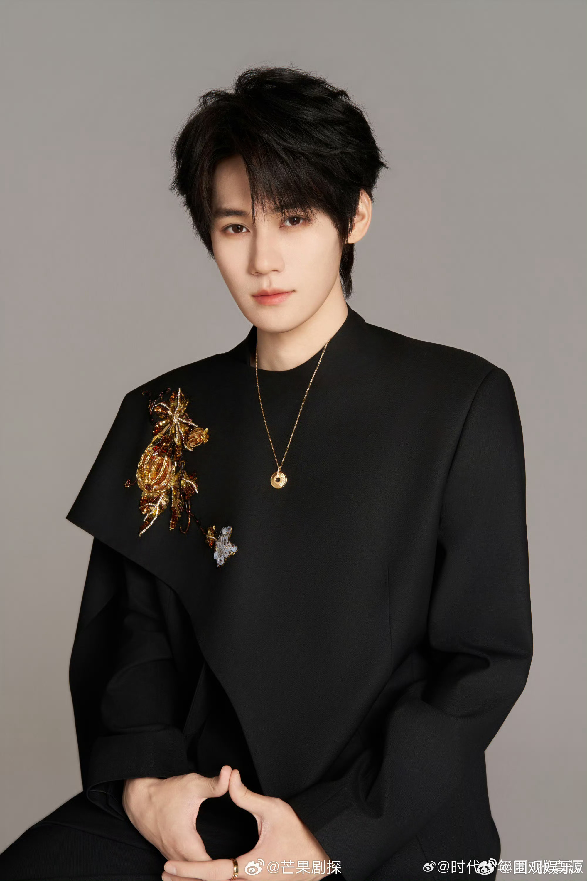 张真源新中式解构西装张真源单披肩新中式西装 张真源新中式解构西装，好正啊 