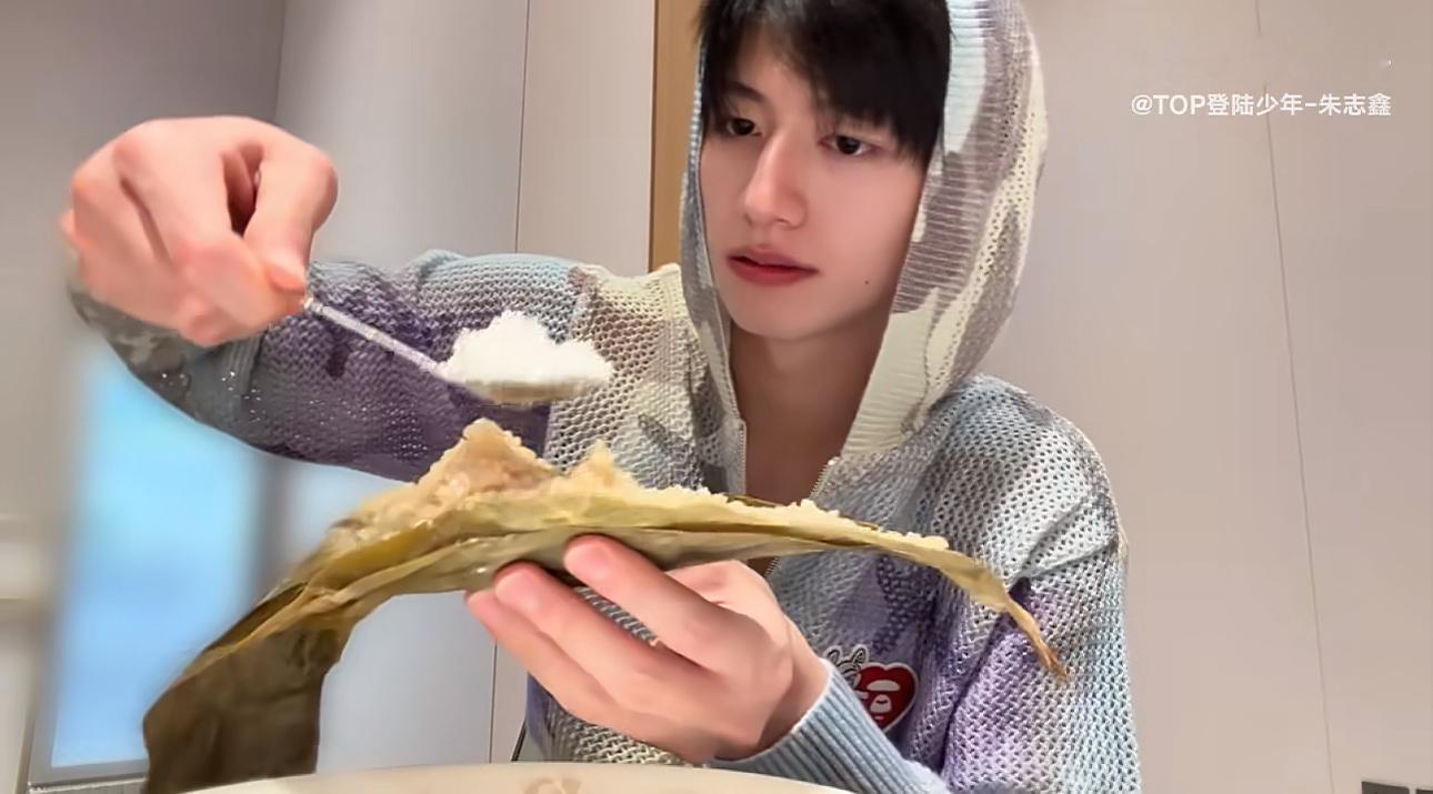 一个小粽子配三大勺白糖，我孩子果然不是一般人，这样的孩子才有出息呢，大气