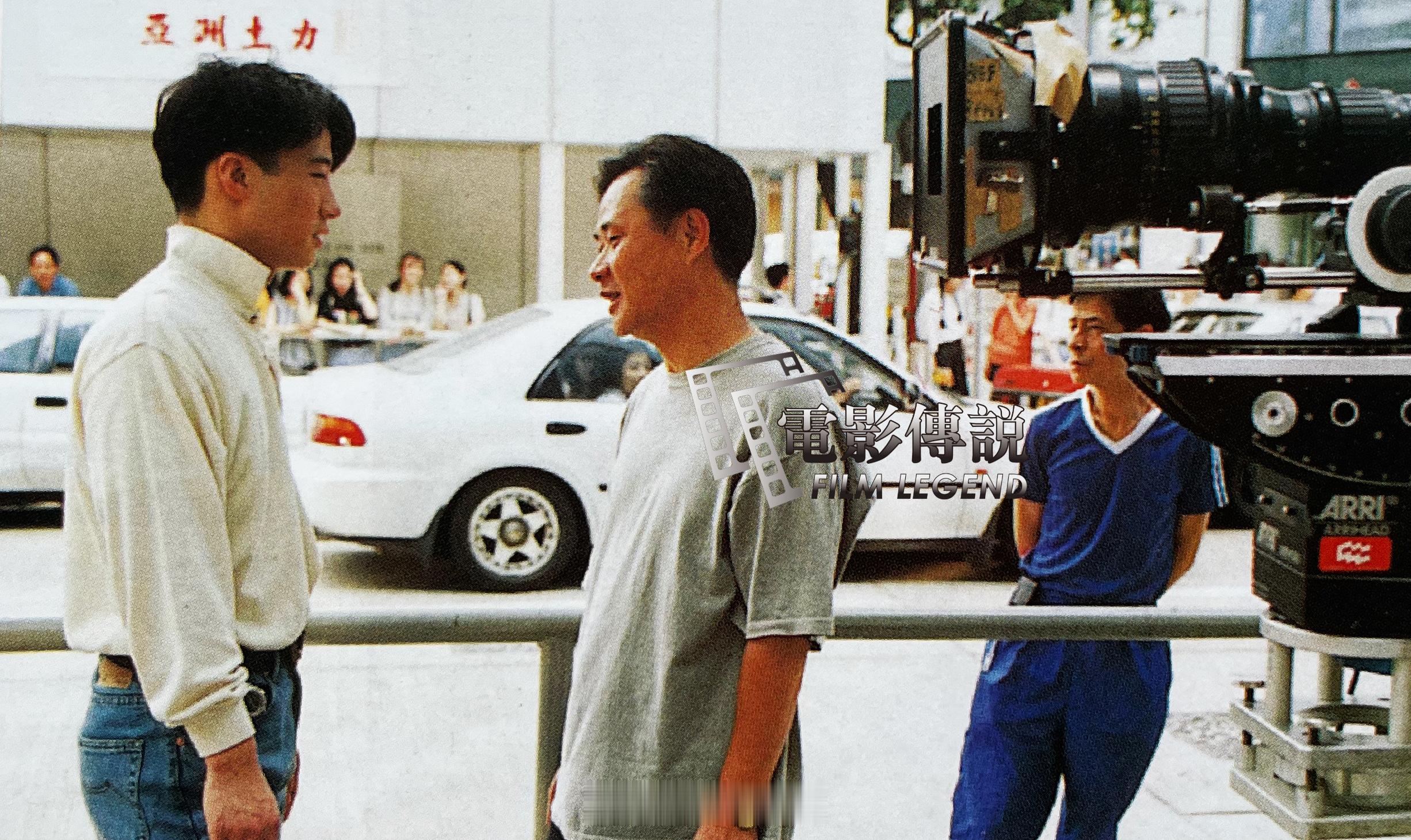 1994年，电影《都市情缘》片场，导演#刘镇伟# 和男主角#黎明# 。 ​​​