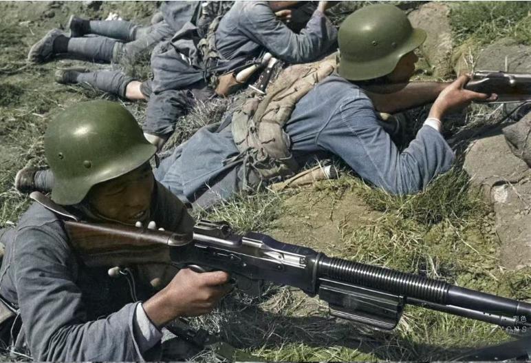 这张由美国战地记者哈里森·福尔曼拍摄的照片，定格了1937年淞沪会战期间，国民革